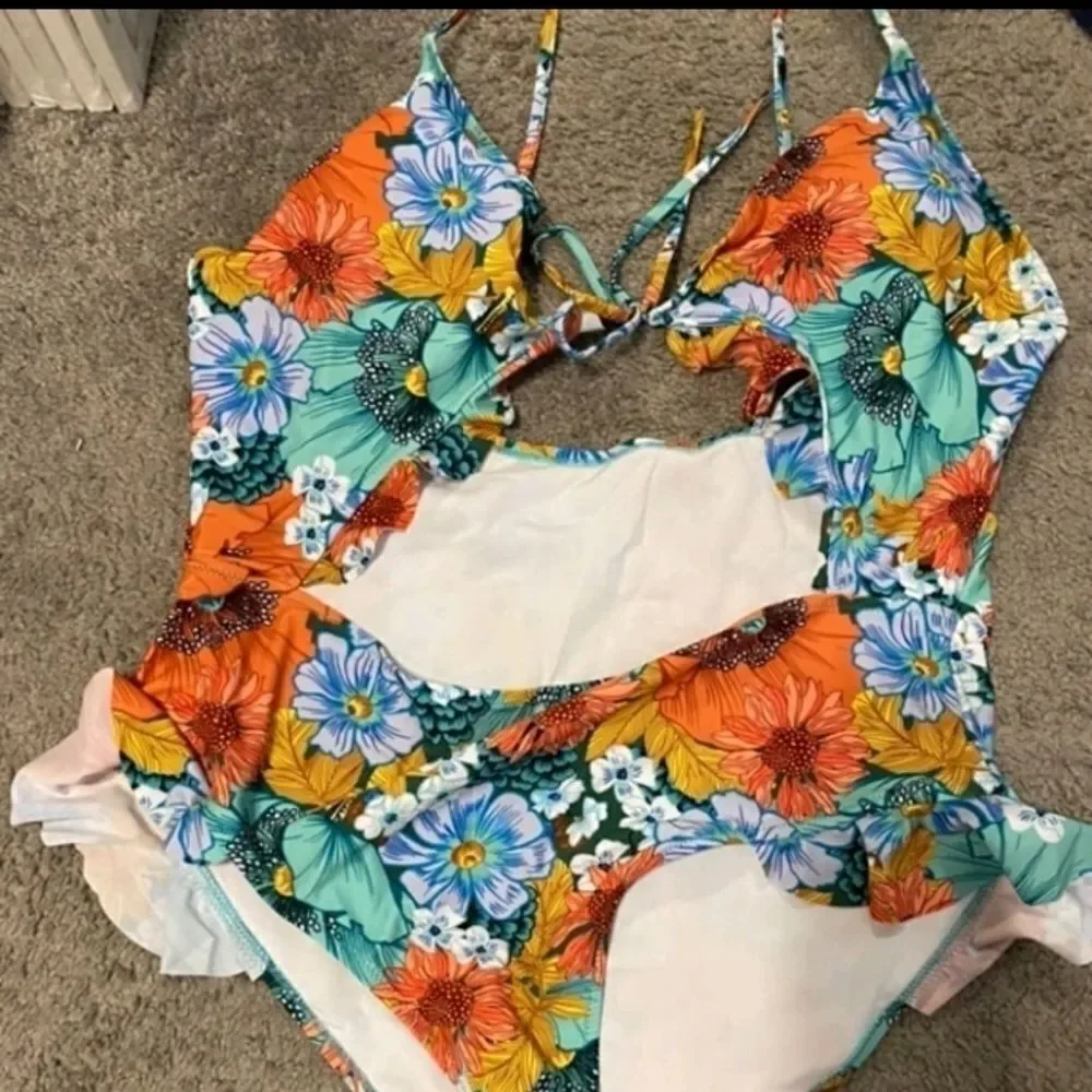 Cut-out MULTICOLORED FLORAL CUT OUT KNOT RUFFLE SWIMSUIT SZ 3X